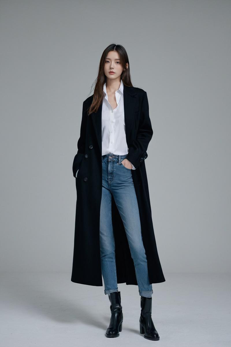 01434-2023-10-10-2869045458-ysygirl, Masterpiece, realism, (reality_1.3), a woman, long hair, model display, clothes display, black coat, white shirt, jeans.png